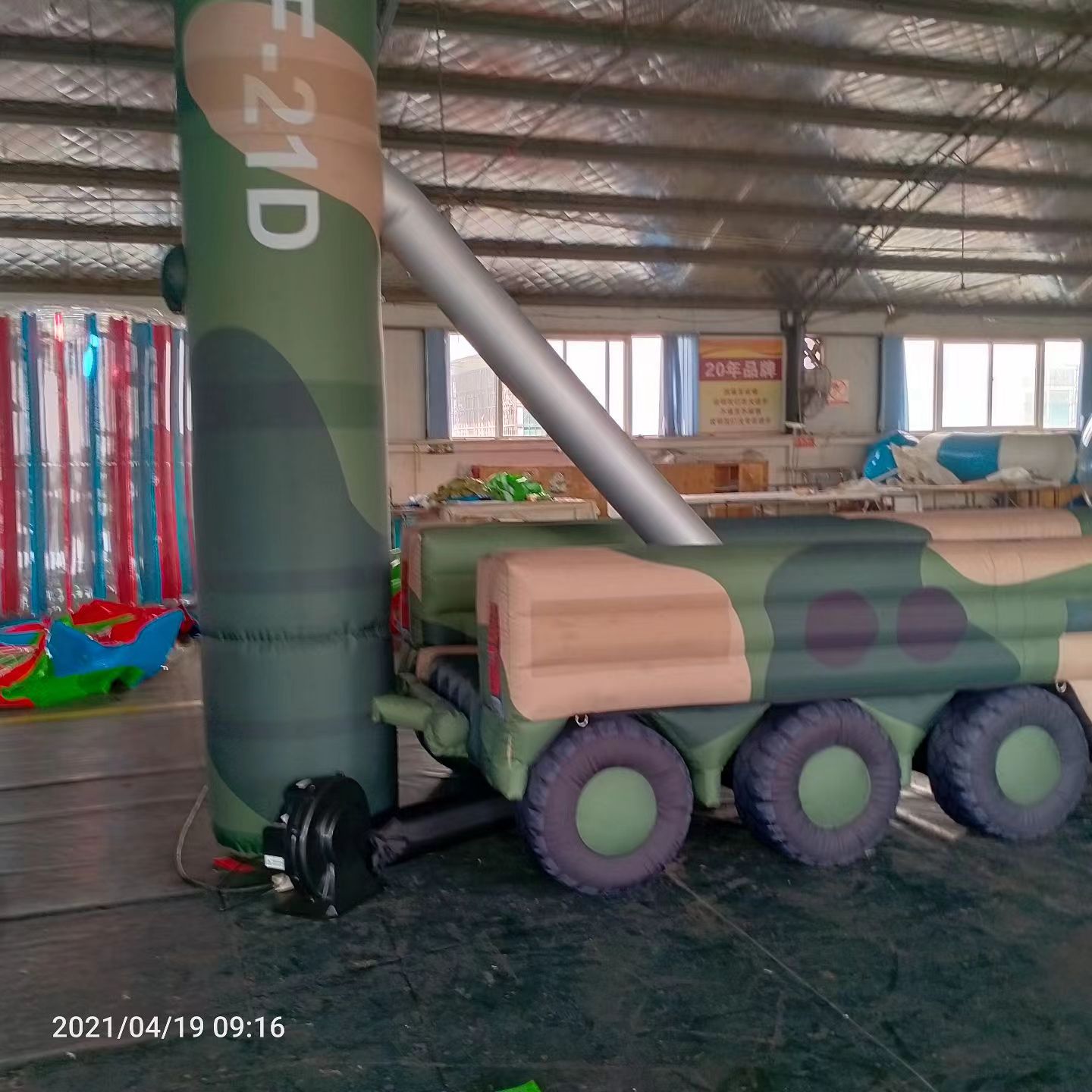 青山军事演习中的充气目标车辆：模拟发射车雷达车坦克飞机